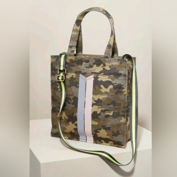 Stella & Dot Camouflage The Gamechanger Tote - Picture 11 of 12